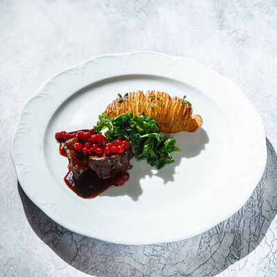 Телячья щёчка с мочёной брусникой и запечёным картофелем в Гастродача Вселуг по цене 1500 ₽