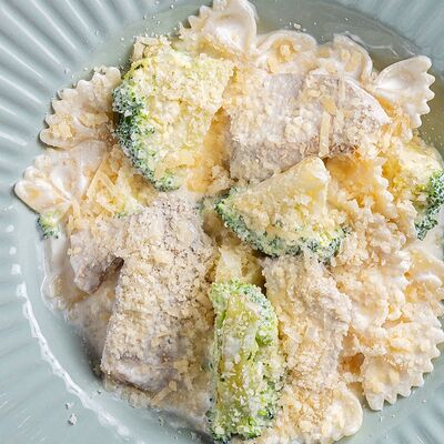 Фарфалле с курицей и брокколи в сливочном соусе в Avgust13 по цене 740 ₽