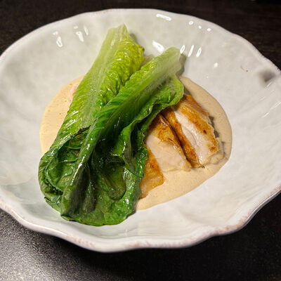 Стейк из бедра цыпленка с жареным романо и трюфельным соусом в Фабрика по цене 720 ₽