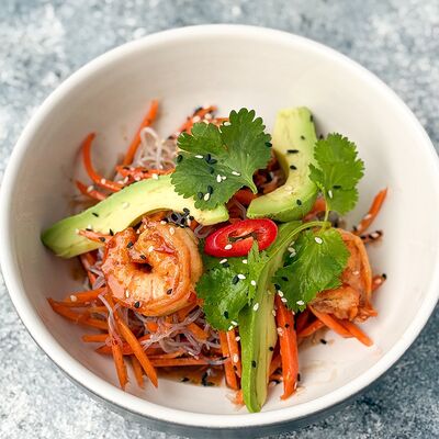 Салат с фунчозой, авокадо и креветками в Food market skolkovo по цене 570 ₽