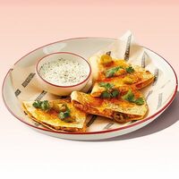 Кесадилья с цыпленком и соусом крем-халапеньо в Ketch Up