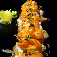 Ролл с лососем спайси в стружке тунца в Miso izakaya