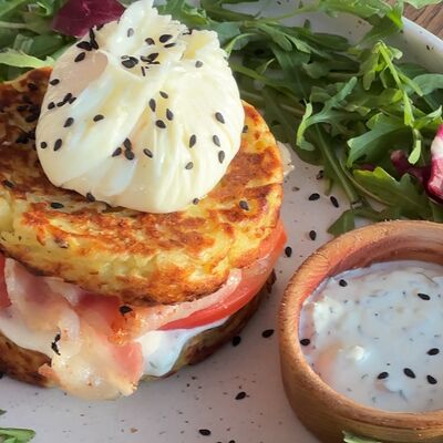 Драники с соусом дзадзики и беконом в Stories по цене 520 ₽