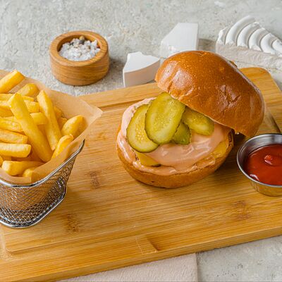 Мини-бургер с картофелем фри в PizzAmore по цене 790 ₽