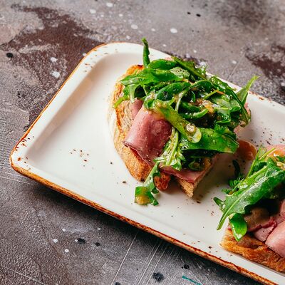 Брускетта с ростбифом в Torro Grill по цене 540 ₽