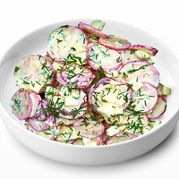 Салат с редисом, яйцом и сметаной в Mojo