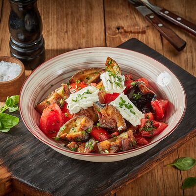 Салат с жареными баклажанами в #наУГЛЯХ по цене 480 ₽