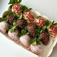 Клубника в молочном и белом шоколаде Трио в Lipatik sweets