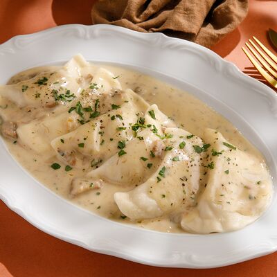 Вареники с картофелем и соусом из белых грибов в Маймун по цене 650 ₽