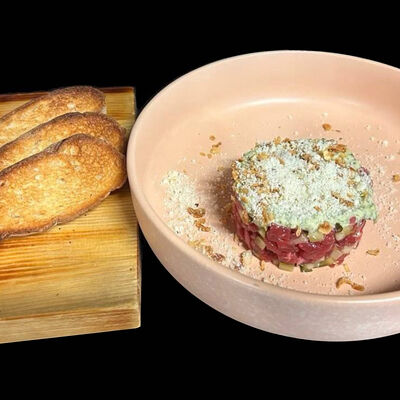 Тартар из говядины с домашним хлебом в Red Klen по цене 27 р.