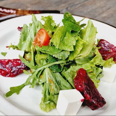 Салат с запеченной свеклой и сыром фета в Пельмэн по цене 470 ₽