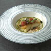 Филе трески с цветной капустой, томатами и базиликом в Giacomo