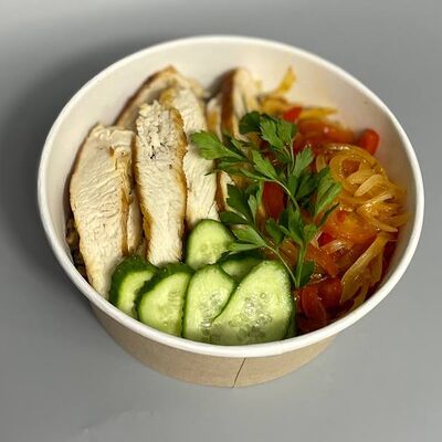 Гречневая каша с куриной грудкой и овощамив Sushiap по цене 570 ₽