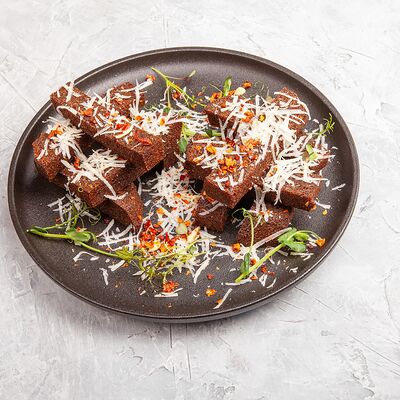 Чесночные гренки с томатными хлопьями под пармезаном в Смольный по цене 350 ₽