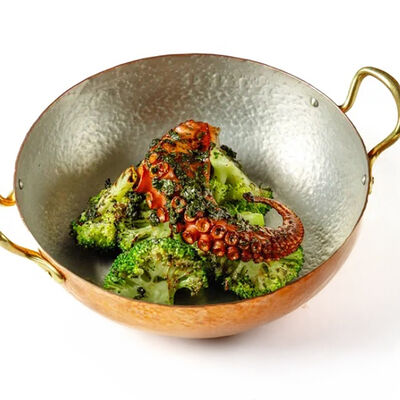 Осьминог с брокколи и соусом чимичурри в Dodici Grill по цене 2740 ₽