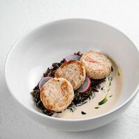 Крабовые кейки с черным рисом и устричным соусом в Tutta La Vita