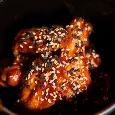 Куриные крылья с соусом BBQ в Биржевик по цене 872 ₽