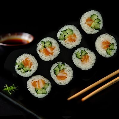 Ролл Классический с лососем в АКАРИ SUSHI по цене 532 ₽