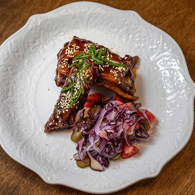 Свиные рёбра в апельсиновом соусе терияки с хрустящим салатом в Cook cafeshop по цене 950 ₽