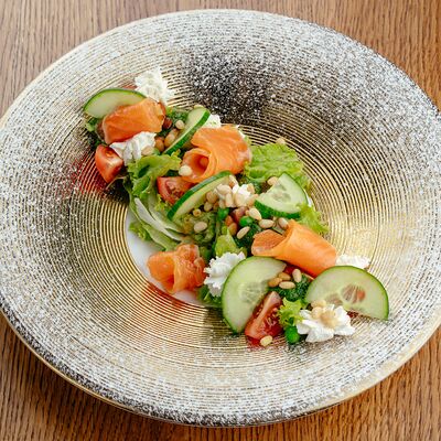 Салат с лососем, овощами и соусом песто в Витебский трактир по цене 33 р.