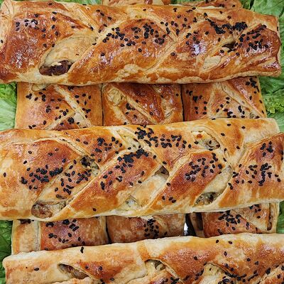 Хачапури с сыром и мясом в В нашем дворе по цене 250 ₽