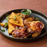 Половина цыпленка с дольками батата и зеленой сальсой в Привет