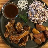 Ребра с коул слоу и картофелем в IPA beer cafe