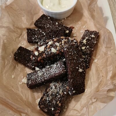 Гренки бородинские с пармезаном и чесночным соусом в Траттория La Casa по цене 440 ₽
