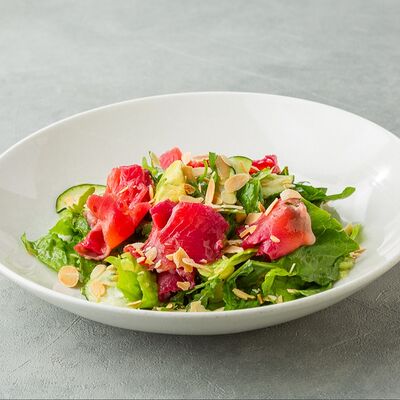 Салат с форелью-гравлакс и слайсами миндаля в МОСТ бистро по цене 790 ₽