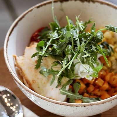 Киноа с курицей и пашот в ILZI по цене 570 ₽