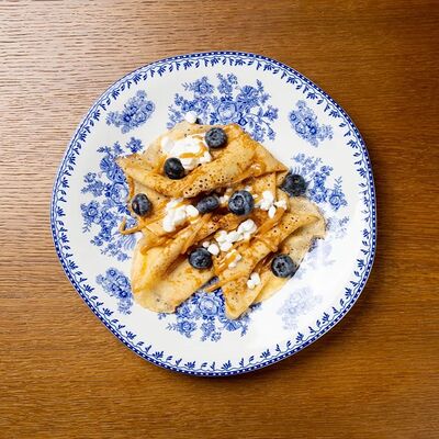 Блины с зернистым творогом, соленой карамелью и голубикой в Tutta La Vita по цене 670 ₽