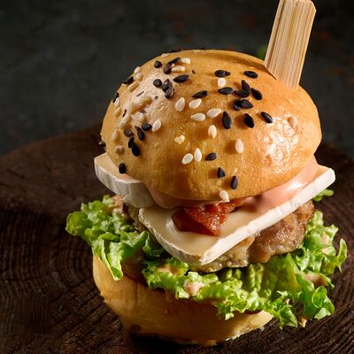 10 мини-бургеров с говядиной, хрустящим криспи беконом и сыром камамбер под вишневым соусом в Кейтеринг Pro Brunch по цене 4950 ₽