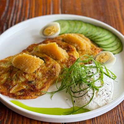 Драники из картофеля с икрой трески и сметанным соусом в Акапулько по цене 540 ₽