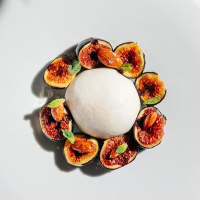 Буррата с печеным инжиром и пряным миндалем в Sartoria Lamberti по цене 1350 ₽