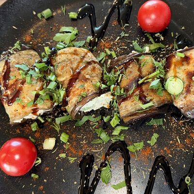 Рулетики из баклажанов с яйцом и зелёным луком в майонезев Шардени по цене 450 ₽