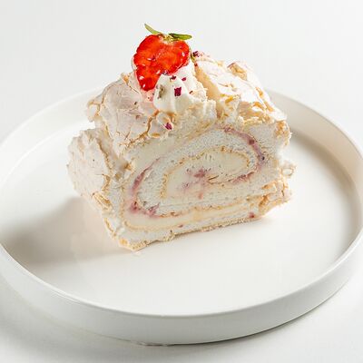 Меренговый рулет с клубничной начинкой и свежей клубникой в Амаретти по цене 455 ₽