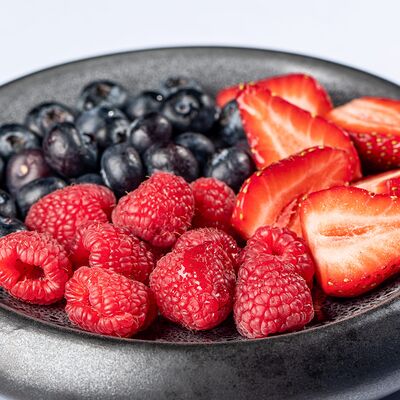 Ассорти из ягод в МОМО по цене 1950 ₽