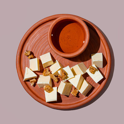 Домашний сыр в Хачапури и вино по цене 267 ₽