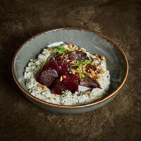 Печенная свекла со сливочным кремом и семечками чили в Корчма