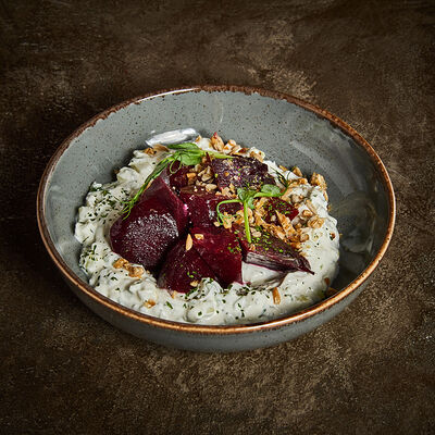 Печенная свекла со сливочным кремом и семечками чили в Корчма по цене 420 ₽