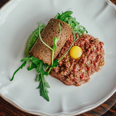 Тартар из мраморной говядины с перепелиным яйцом в Макадамия по цене 890 ₽