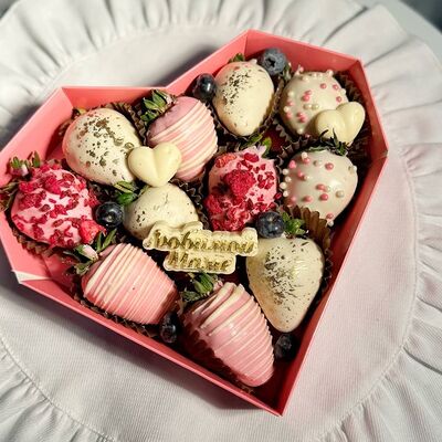 Клубника в шоколаде коробочка Сердце 11 ягодв Bloom House по цене 2500 ₽