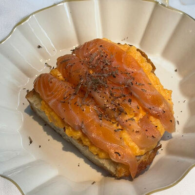 Скрембл с лососем в АFINA по цене 1150 ₽