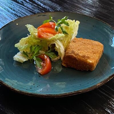 Сыр в панировке, микс из листьев капусты, томатов с оливковым маслом и бальзамическим уксусом в Длинный нос по цене 320 ₽