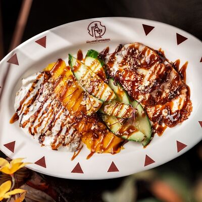 Салат с угрем и страчателлой в ЮжанеГорожане по цене 998 ₽