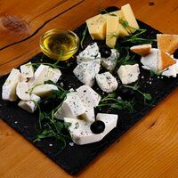 Ассорти европейских сыров с медом в Gfood by Gorilla
