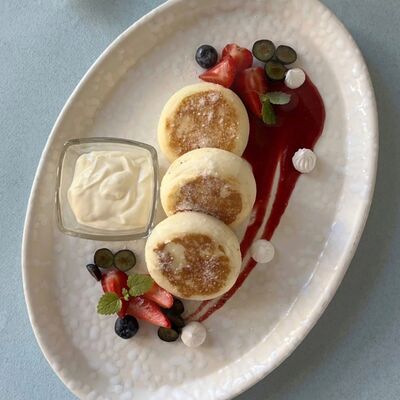 Сырники со сметаной, домашним вареньем и ягодами в Усадьба на дворянской по цене 625 ₽