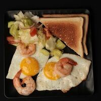 Яичница с креветками в Yacht Cafe Sochi