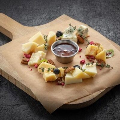 Тарелка фермерских сыров в Вода & Еда по цене 1812 ₽