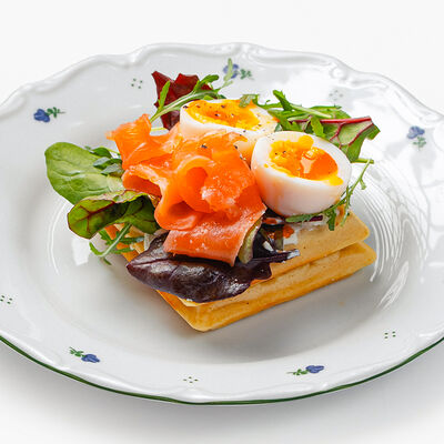 Вафли с лососем и мягко сваренным яйцомв Begin cafe по цене 870 ₽
